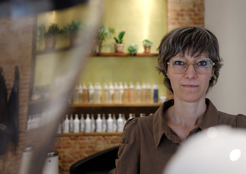 Helle Bech-Jensen i hendes frisørsalon Hairlig i Kolding midtby