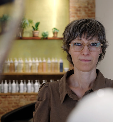 Helle Bech-Jensen i hendes frisørsalon i Kolding midtby
